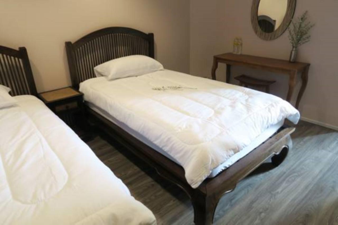 The Grand Palace Hostel Bangkok Bagian luar foto